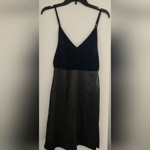 Forever 21 Lumiere black silk & blue velvet spaghetti strap dress 🔹️